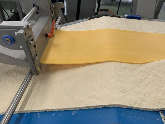 購入 600-1200kg/H 容量 パフ パッケージ 生産ライン 半自動 / 完全自動 詰め物または空のパケット オンライン製造